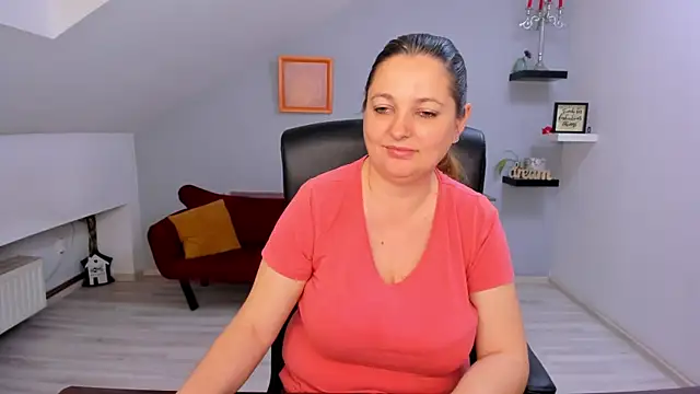 LollaGirl online show from April 17, 2026, 3:20 am