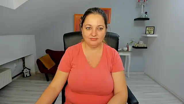 LollaGirl online show from November 3, 2025, 4:17 am