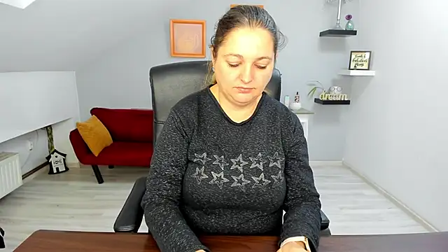 LollaGirl online show from December 16, 2025, 4:28 am