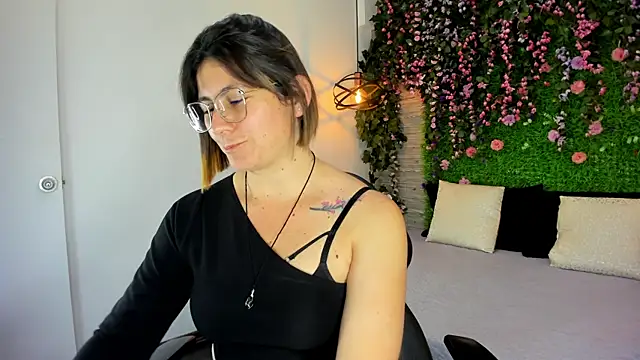 Snapshot of SarahDeyvis chatting on November 28, 2025, 3:34 pm SarahDeyvis online show from November 28, 2025, 3:34 pm