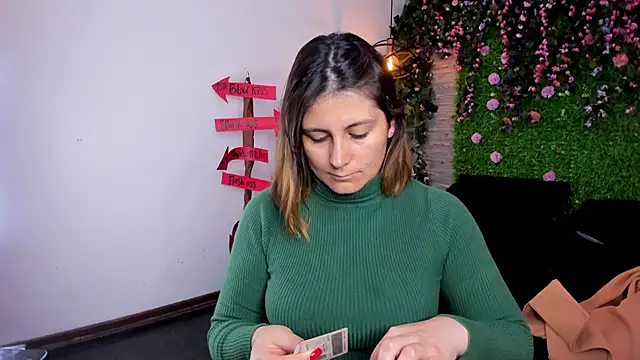 Snapshot of SarahDeyvis chatting on November 5, 2025, 1:47 pm SarahDeyvis online show from November 5, 2025, 1:47 pm