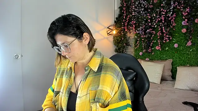 Snapshot of SarahDeyvis chatting on December 16, 2025, 2:32 pm SarahDeyvis online show from December 16, 2025, 2:32 pm