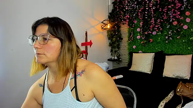 Snapshot of SarahDeyvis chatting on November 8, 2025, 2:31 pm SarahDeyvis online show from November 8, 2025, 2:31 pm