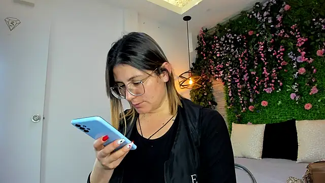 SarahDeyvis online show from November 25, 2025, 6:30 pm