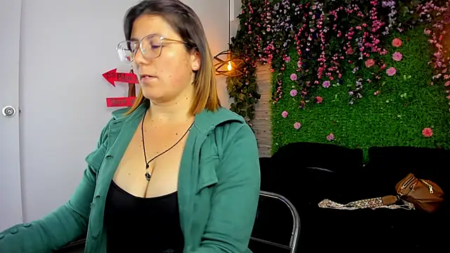 Snapshot of SarahDeyvis chatting on November 4, 2025, 1:26 pm SarahDeyvis online show from November 4, 2025, 1:26 pm