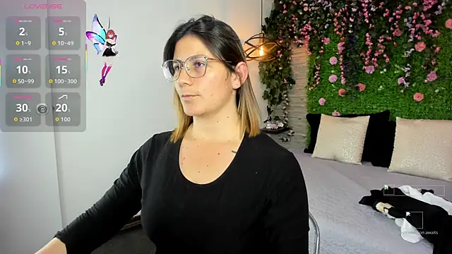 Snapshot of SarahDeyvis chatting on November 18, 2025, 5:49 pm SarahDeyvis online show from November 18, 2025, 5:49 pm