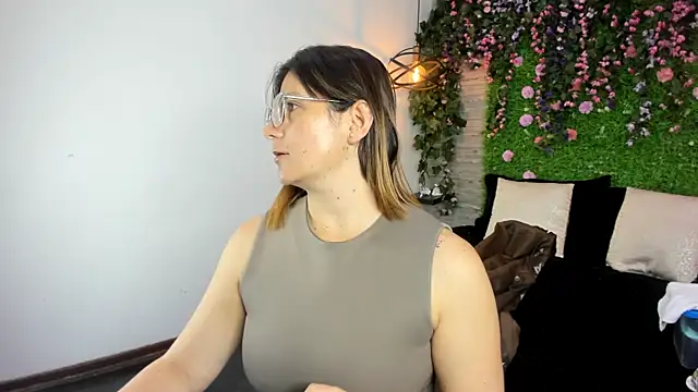 SarahDeyvis online show from November 12, 2025, 1:04 pm