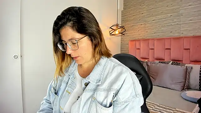 Snapshot of SarahDeyvis chatting on October 24, 2025, 1:43 pm SarahDeyvis online show from October 24, 2025, 1:43 pm