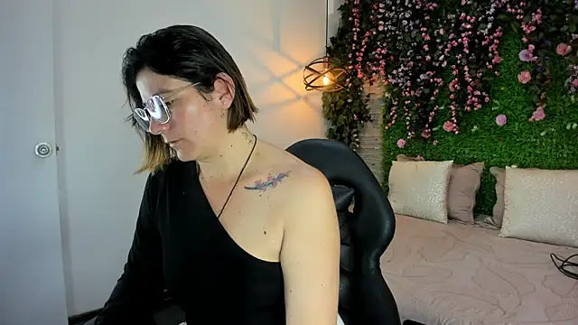 Snapshot of SarahDeyvis chatting on December 14, 2025, 1:28 pm SarahDeyvis online show from December 14, 2025, 1:28 pm