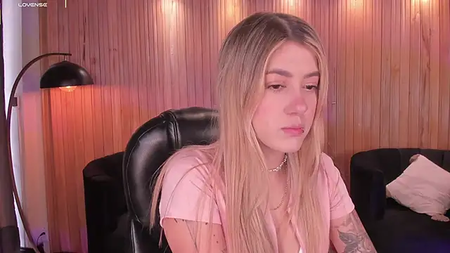 EveBensonX online show from November 16, 2025, 6:01 pm