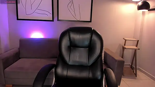 EveBensonX online show from November 24, 2025, 2:28 pm