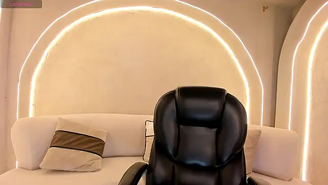 EveBensonX online show from February 9, 2026, 8:18 pm