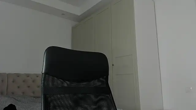 MichaelMasterss online show from April 16, 2026, 9:39 pm