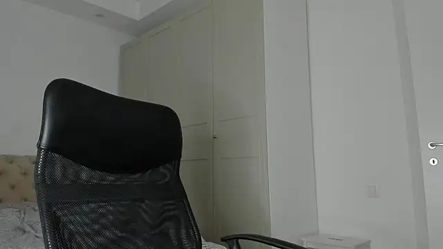 MichaelMasterss online show from April 18, 2026, 10:32 pm