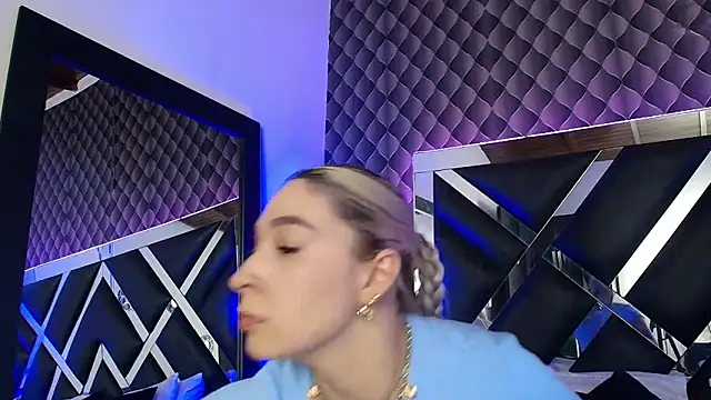 Snapshot of victoriaa_lee_ chatting on November 21, 2025, 7:24 pm victoriaa lee online show from November 21, 2025, 7:24 pm