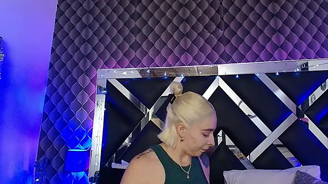 Snapshot of victoriaa_lee_ chatting on July 2, 2026, 7:20 pm victoriaa lee online show from July 2, 2026, 7:20 pm