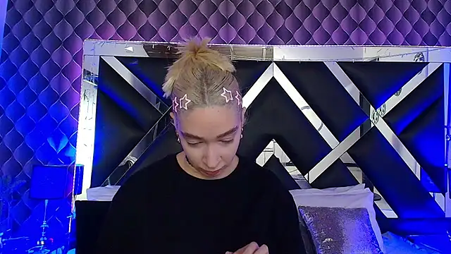 victoriaa lee  online show from February 16, 2026, 7:12 pm