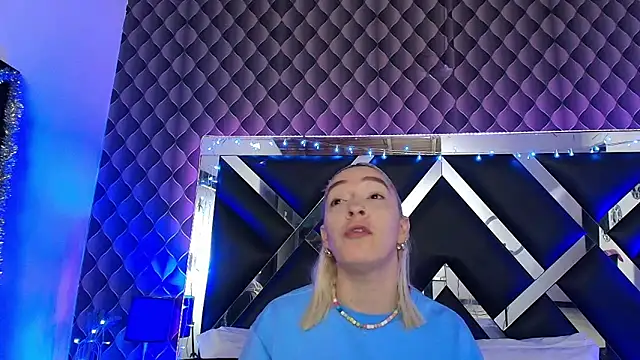 victoriaa lee  online show from February 26, 2026, 7:47 pm