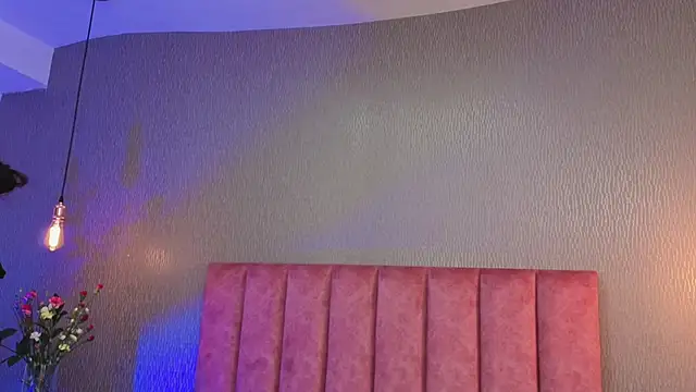 Alexa Thaylor  online show from February 17, 2026, 3:20 pm