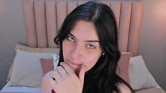 Alexa Thaylor  online show from September 17, 2025, 2:19 pm