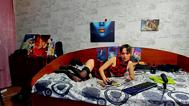 Snapshot of KagamiTayga chatting on November 9, 2025, 2:43 pm KagamiTayga online show from November 9, 2025, 2:43 pm