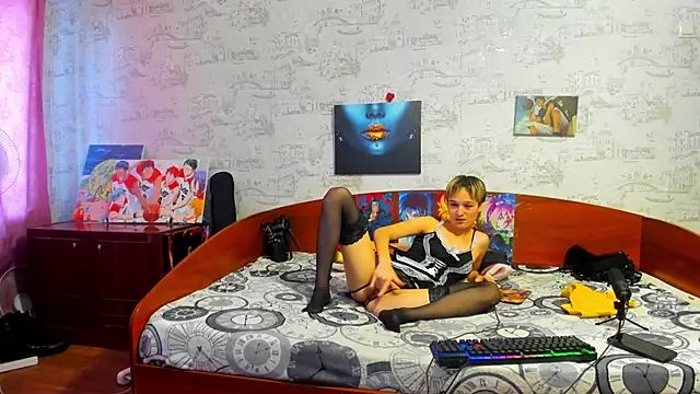 Snapshot of KagamiTayga chatting on September 16, 2025, 8:37 am KagamiTayga online show from September 16, 2025, 8:37 am