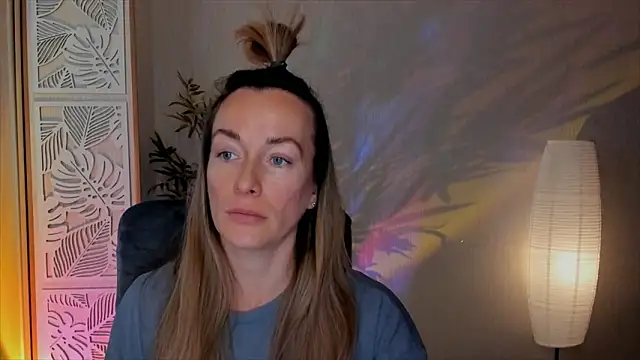 RebeccaMartinez online show from February 4, 2026, 5:57 am