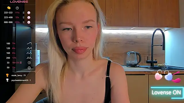 Snapshot of Olivia_Bells chatting on April 4, 2026, 9:32 pm Olivia Bells online show from April 4, 2026, 9:32 pm