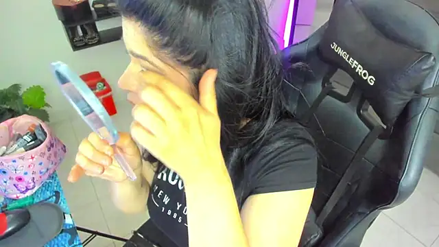 BellaFlaming online show from November 26, 2025, 11:21 am