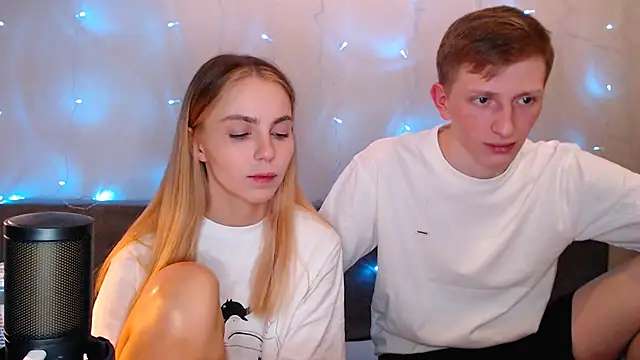 Snapshot of juliaanddima chatting on October 4, 2025, 9:38 pm juliaanddima online show from October 4, 2025, 9:38 pm