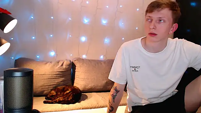 Snapshot of juliaanddima chatting on October 18, 2025, 10:23 pm juliaanddima online show from October 18, 2025, 10:23 pm