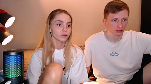 Snapshot of juliaanddima chatting on November 17, 2025, 9:19 pm juliaanddima online show from November 17, 2025, 9:19 pm