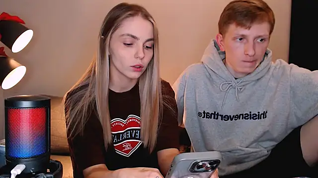 Snapshot of juliaanddima chatting on December 14, 2025, 10:37 pm juliaanddima online show from December 14, 2025, 10:37 pm