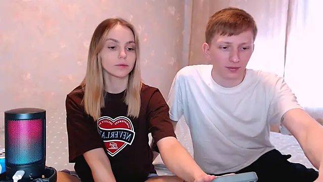 juliaanddima online show from April 8, 2026, 9:00 am