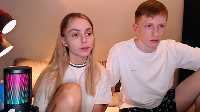 Snapshot of juliaanddima chatting on November 6, 2025, 10:03 pm juliaanddima online show from November 6, 2025, 10:03 pm