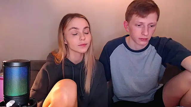 Snapshot of juliaanddima chatting on December 3, 2025, 9:36 pm juliaanddima online show from December 3, 2025, 9:36 pm