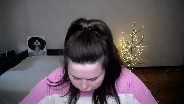 Snapshot of Emily_Mo chatting on April 26, 2026, 6:43 am Emily Mo online show from April 26, 2026, 6:43 am