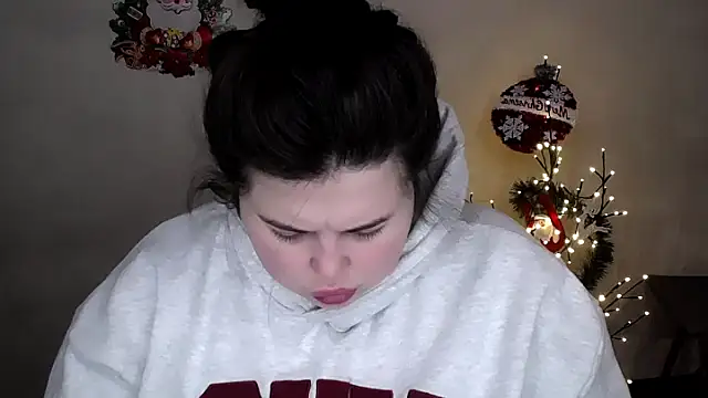 Emily Mo online show from December 16, 2025, 6:28 am