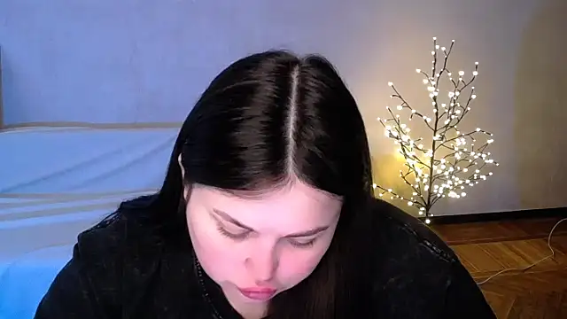 Snapshot of Emily_Mo chatting on June 5, 2026, 6:52 am Emily Mo online show from June 5, 2026, 6:52 am