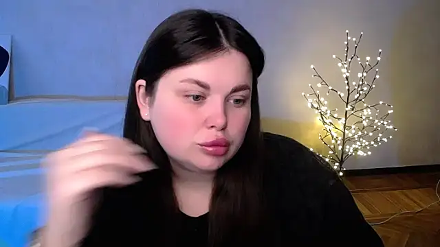 Snapshot of Emily_Mo chatting on June 5, 2026, 6:07 am Emily Mo online show from June 5, 2026, 6:07 am