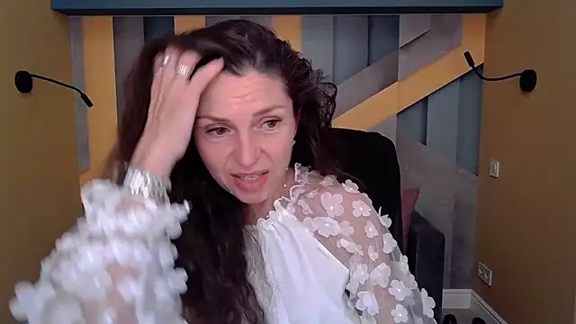 Snapshot of EllaLong chatting on September 14, 2025, 11:32 am EllaLong online show from September 14, 2025, 11:32 am