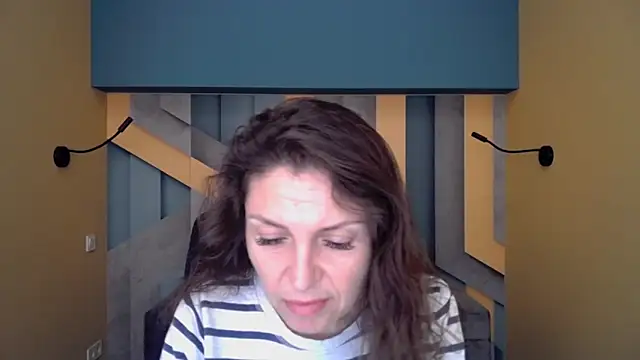 Snapshot of EllaLong chatting on November 28, 2025, 12:27 pm EllaLong online show from November 28, 2025, 12:27 pm