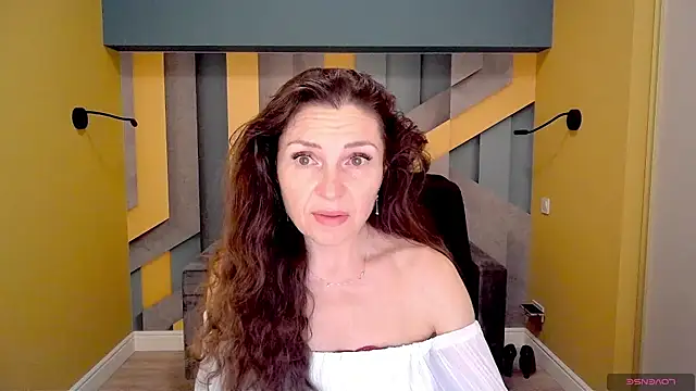 Snapshot of EllaLong chatting on February 18, 2025, 12:28 pm EllaLong online show from February 18, 2025, 12:28 pm