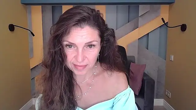 Snapshot of EllaLong chatting on September 13, 2025, 11:32 am EllaLong online show from September 13, 2025, 11:32 am