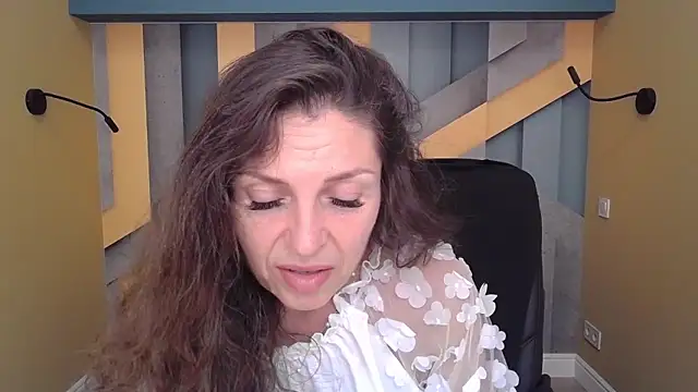 Snapshot of EllaLong chatting on September 16, 2025, 11:33 am EllaLong online show from September 16, 2025, 11:33 am