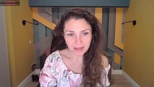 Snapshot of EllaLong chatting on February 7, 2025, 12:28 pm EllaLong online show from February 7, 2025, 12:28 pm