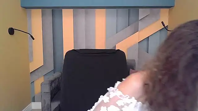 Snapshot of EllaLong chatting on September 17, 2025, 11:34 am EllaLong online show from September 17, 2025, 11:34 am