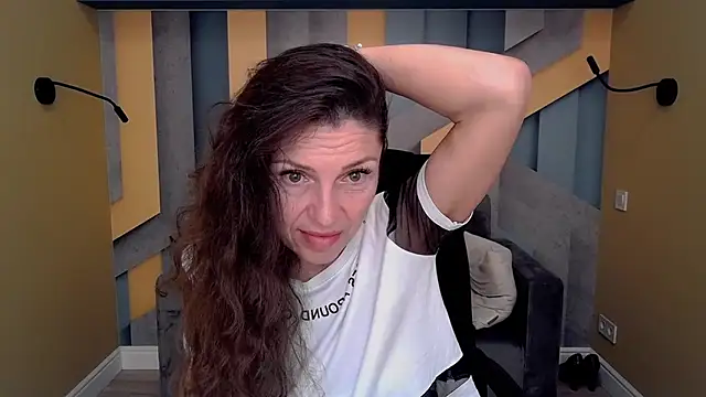 Snapshot of EllaLong chatting on September 10, 2025, 11:31 am EllaLong online show from September 10, 2025, 11:31 am