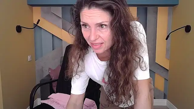 Snapshot of EllaLong chatting on September 30, 2025, 11:38 am EllaLong online show from September 30, 2025, 11:38 am