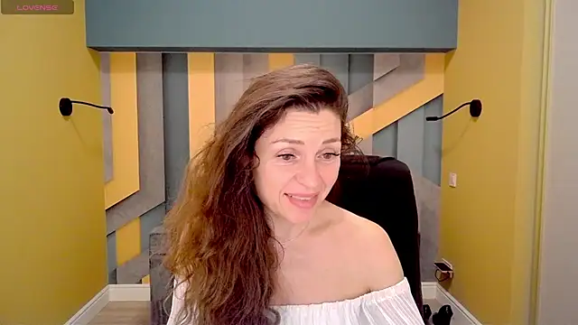 Snapshot of EllaLong chatting on February 19, 2025, 12:33 pm EllaLong online show from February 19, 2025, 12:33 pm